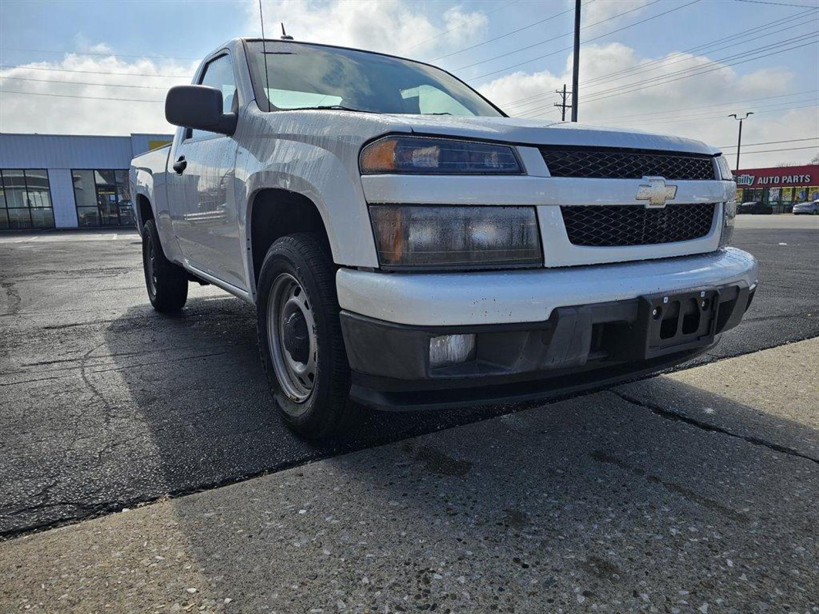 2012 White /Gray Chevrolet Colorado (1GCCSBF91C8) with an 2.9l I-4 SFI 2.9l engine, Auto transmission, located at 4163 Bardstown Rd, Louisville, KY, 40218, (502) 266-7677, 38.189991, -85.642418 - Photo #3