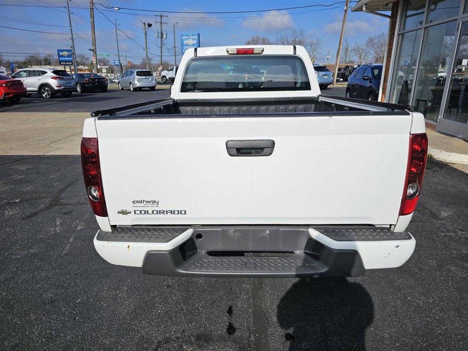 2012 White /Gray Chevrolet Colorado (1GCCSBF91C8) with an 2.9l I-4 SFI 2.9l engine, Auto transmission, located at 4163 Bardstown Rd, Louisville, KY, 40218, (502) 266-7677, 38.189991, -85.642418 - Photo #6