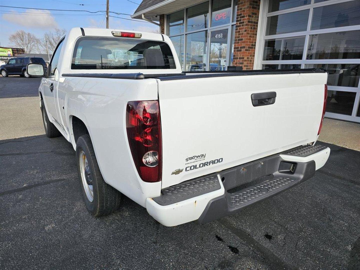 2012 White /Gray Chevrolet Colorado (1GCCSBF91C8) with an 2.9l I-4 SFI 2.9l engine, Auto transmission, located at 4163 Bardstown Rd, Louisville, KY, 40218, (502) 266-7677, 38.189991, -85.642418 - Photo#8