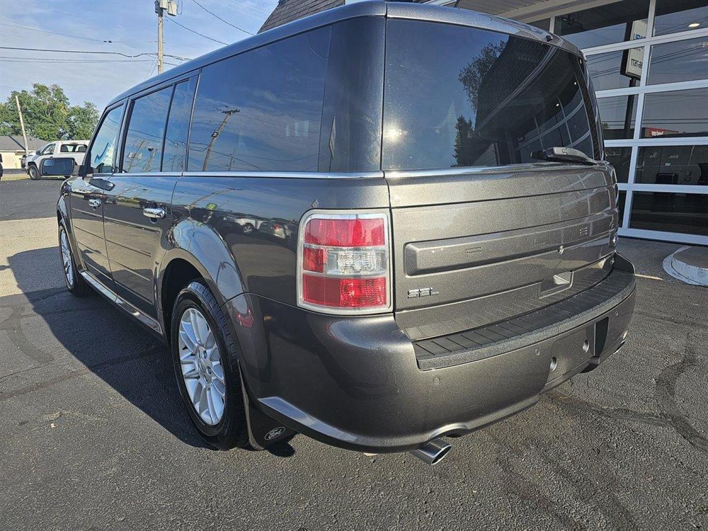 2015 Gray /Black Ford Flex (2FMHK6C80FB) with an 3.5l V6 Smpi TI-VCT 3.5l engine, Auto transmission, located at 4163 Bardstown Rd, Louisville, KY, 40218, (502) 266-7677, 38.189991, -85.642418 - Photo#4