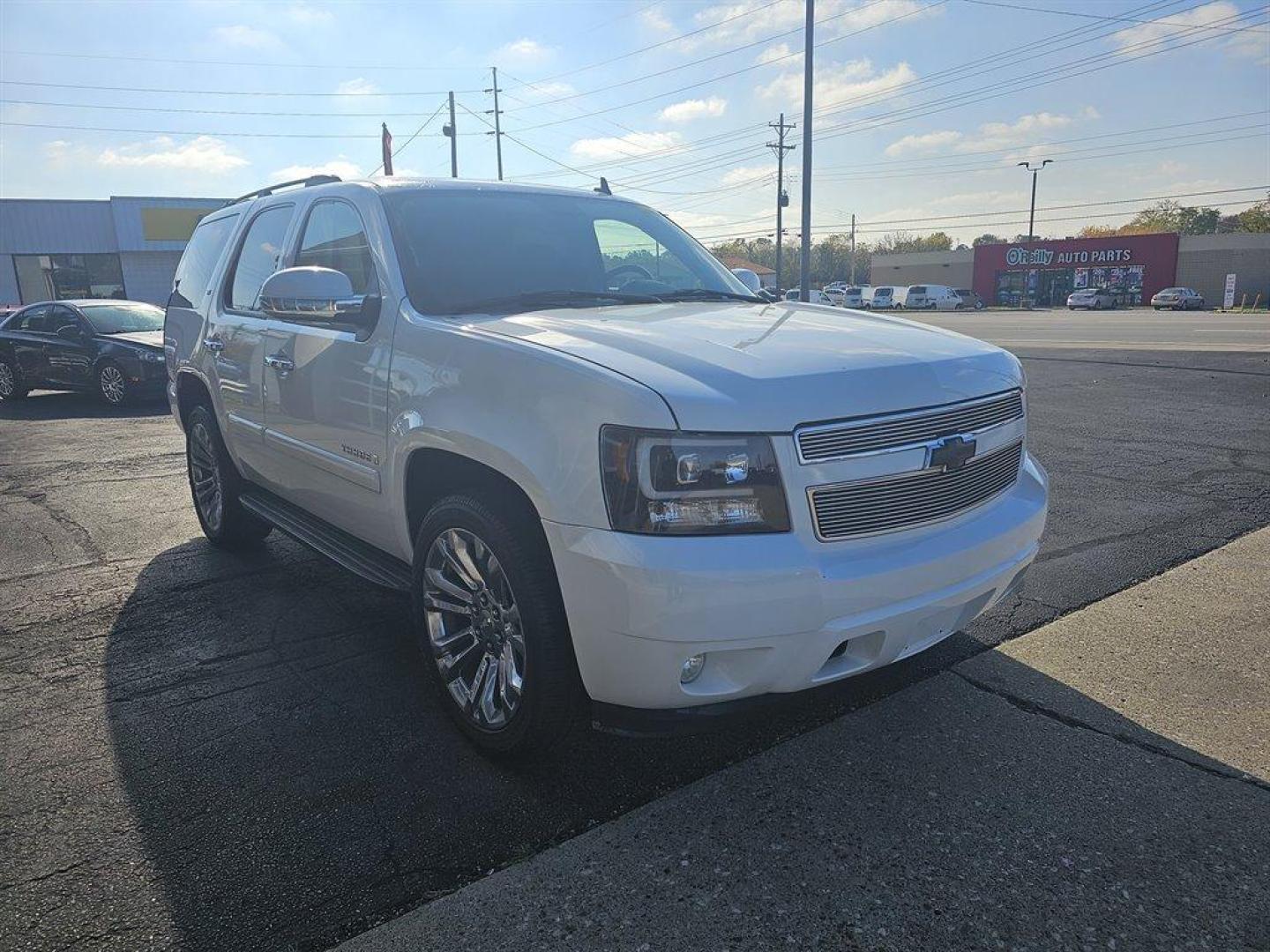 2007 White /Black Chevrolet Tahoe (1GNFC13017J) with an 5.3l V8 SFI Flex 5.3l engine, Auto transmission, located at 4163 Bardstown Rd, Louisville, KY, 40218, (502) 266-7677, 38.189991, -85.642418 - Photo#2