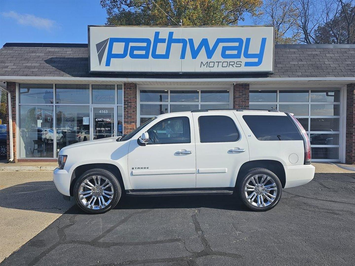 2007 White /Black Chevrolet Tahoe (1GNFC13017J) with an 5.3l V8 SFI Flex 5.3l engine, Auto transmission, located at 4163 Bardstown Rd, Louisville, KY, 40218, (502) 266-7677, 38.189991, -85.642418 - Photo#5