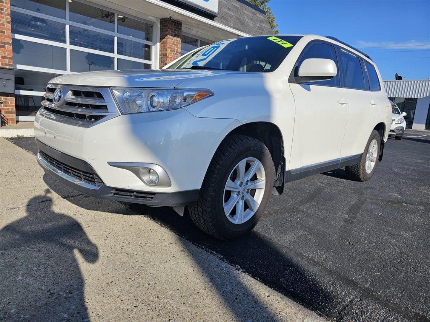 2013 White /Tan Toyota Highlander (5TDBK3EH9D5) with an 3.5l V6 SFI Dohc 3.5l engine, Auto transmission, located at 4163 Bardstown Rd, Louisville, KY, 40218, (502) 266-7677, 38.189991, -85.642418 - Photo#0