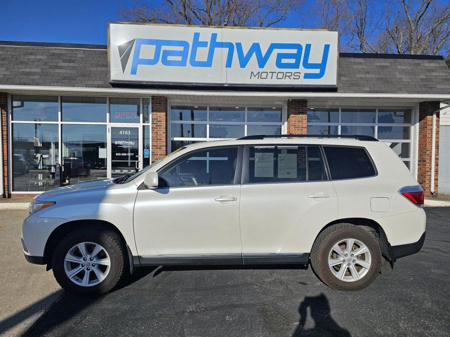 2013 White /Tan Toyota Highlander (5TDBK3EH9D5) with an 3.5l V6 SFI Dohc 3.5l engine, Auto transmission, located at 4163 Bardstown Rd, Louisville, KY, 40218, (502) 266-7677, 38.189991, -85.642418 - Photo#1