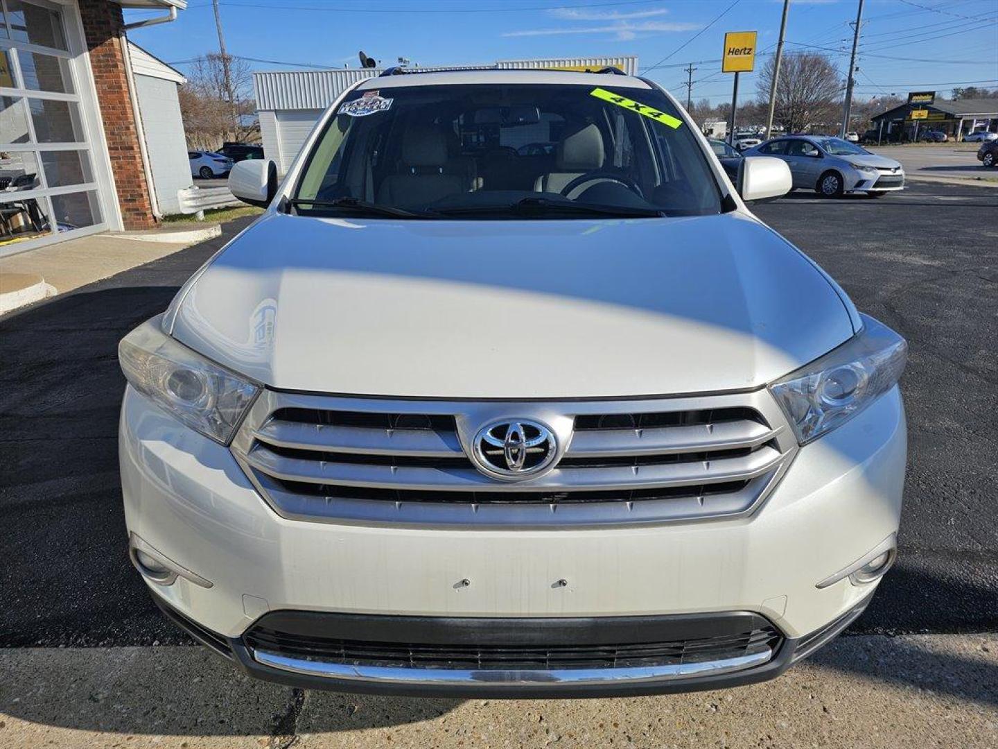 2013 White /Tan Toyota Highlander (5TDBK3EH9D5) with an 3.5l V6 SFI Dohc 3.5l engine, Auto transmission, located at 4163 Bardstown Rd, Louisville, KY, 40218, (502) 266-7677, 38.189991, -85.642418 - Photo#2