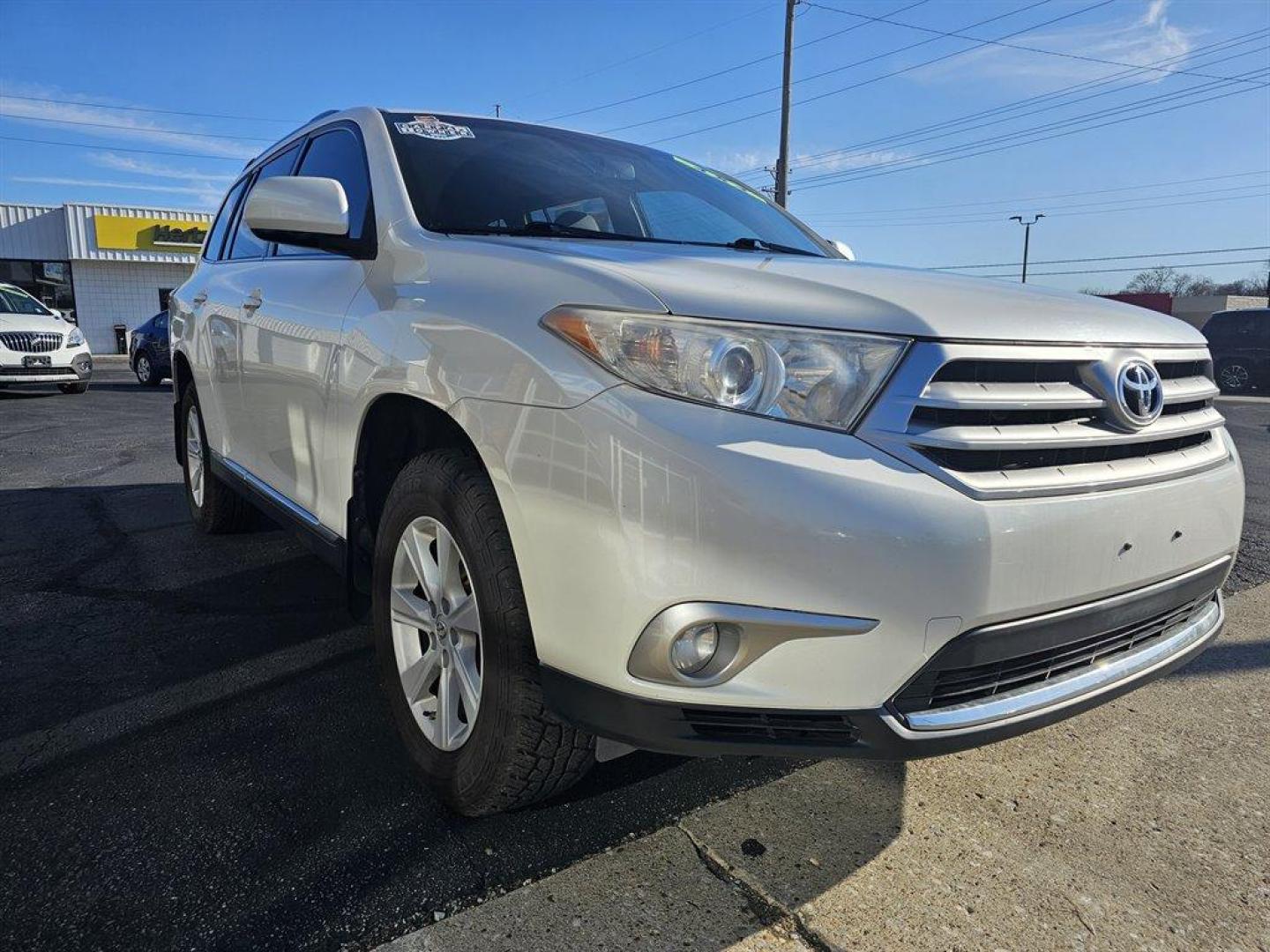 2013 White /Tan Toyota Highlander (5TDBK3EH9D5) with an 3.5l V6 SFI Dohc 3.5l engine, Auto transmission, located at 4163 Bardstown Rd, Louisville, KY, 40218, (502) 266-7677, 38.189991, -85.642418 - Photo#3