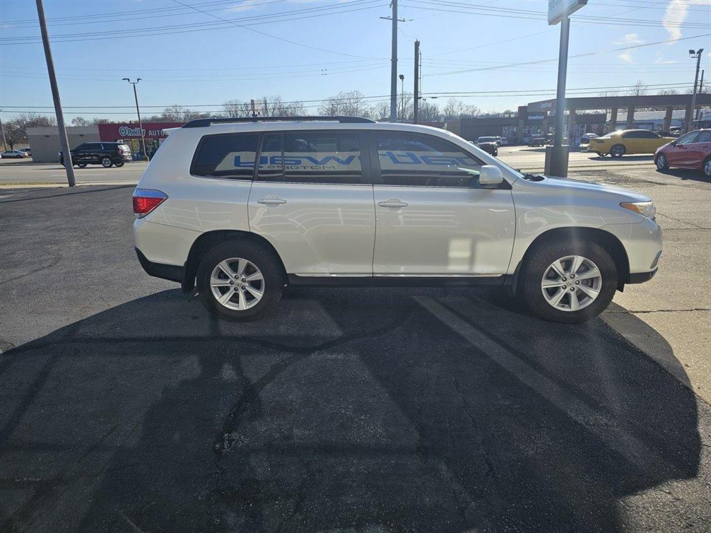 2013 White /Tan Toyota Highlander (5TDBK3EH9D5) with an 3.5l V6 SFI Dohc 3.5l engine, Auto transmission, located at 4163 Bardstown Rd, Louisville, KY, 40218, (502) 266-7677, 38.189991, -85.642418 - Photo#4