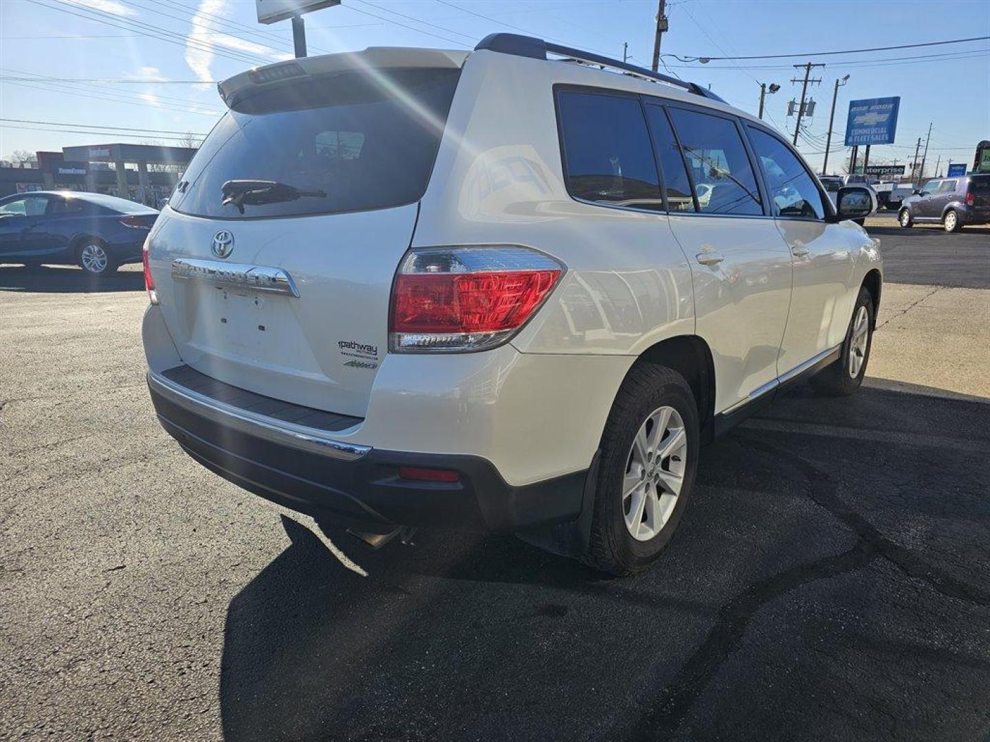 2013 White /Tan Toyota Highlander (5TDBK3EH9D5) with an 3.5l V6 SFI Dohc 3.5l engine, Auto transmission, located at 4163 Bardstown Rd, Louisville, KY, 40218, (502) 266-7677, 38.189991, -85.642418 - Photo#5