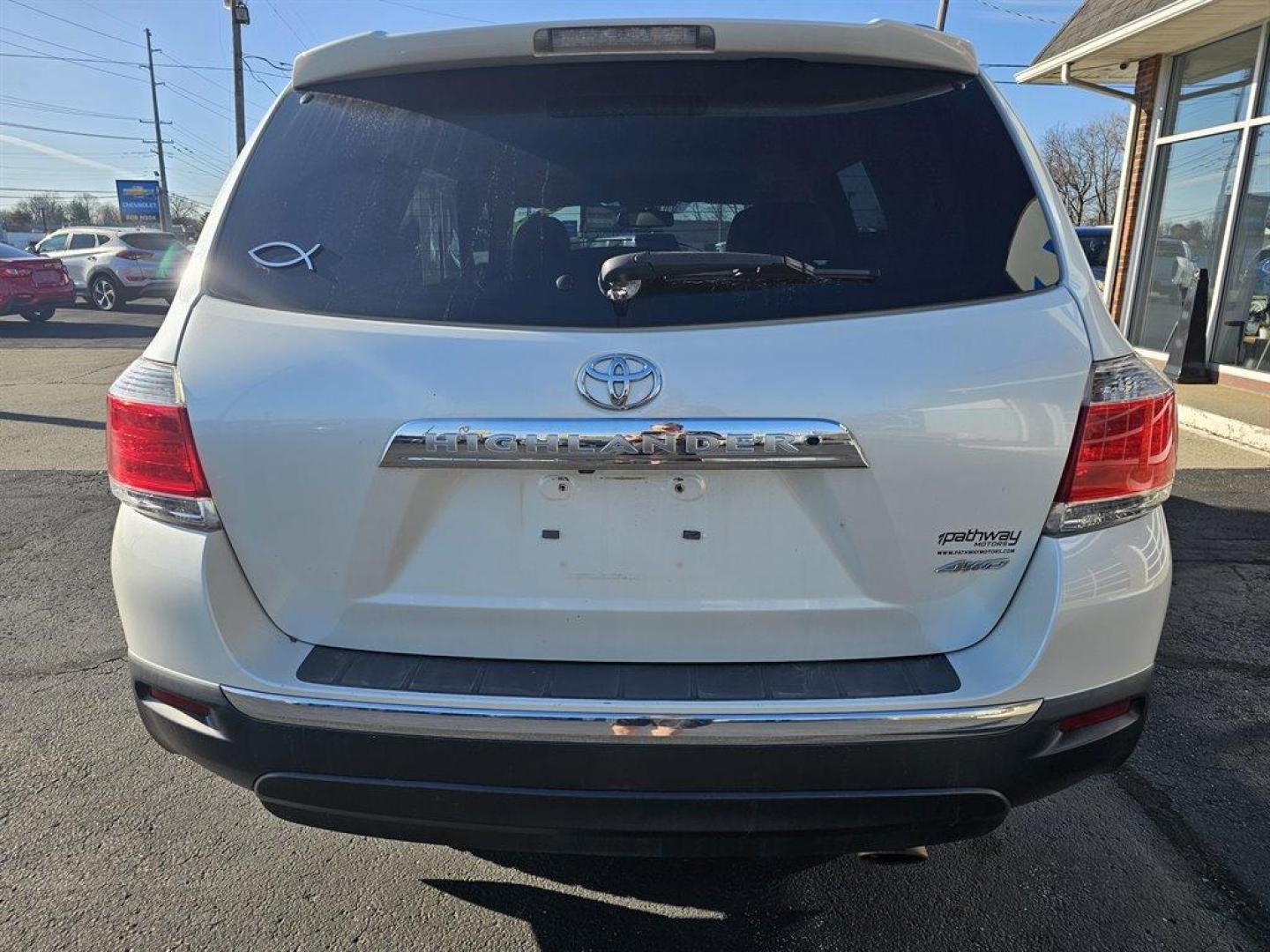 2013 White /Tan Toyota Highlander (5TDBK3EH9D5) with an 3.5l V6 SFI Dohc 3.5l engine, Auto transmission, located at 4163 Bardstown Rd, Louisville, KY, 40218, (502) 266-7677, 38.189991, -85.642418 - Photo#6